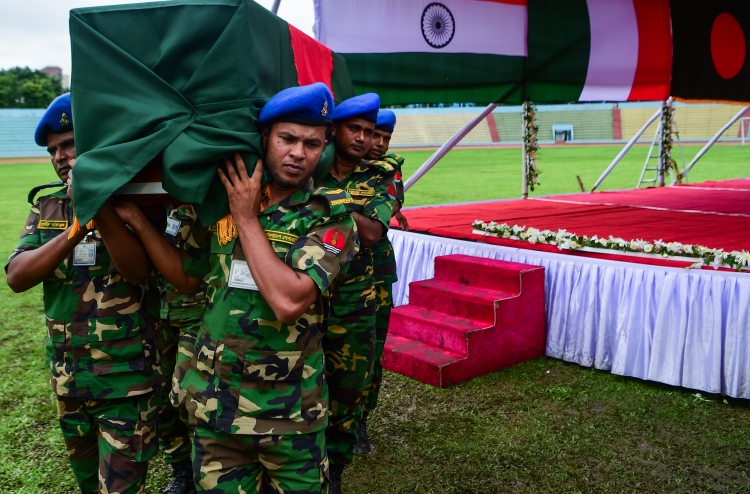 ބަންގާޅު ކެފޭގައި ޖާނުންފިދާވުމުގެ ހަމަލާ ދިނީ ޔުނިވާސިޓީ ގްރެޖުއޭޓުން