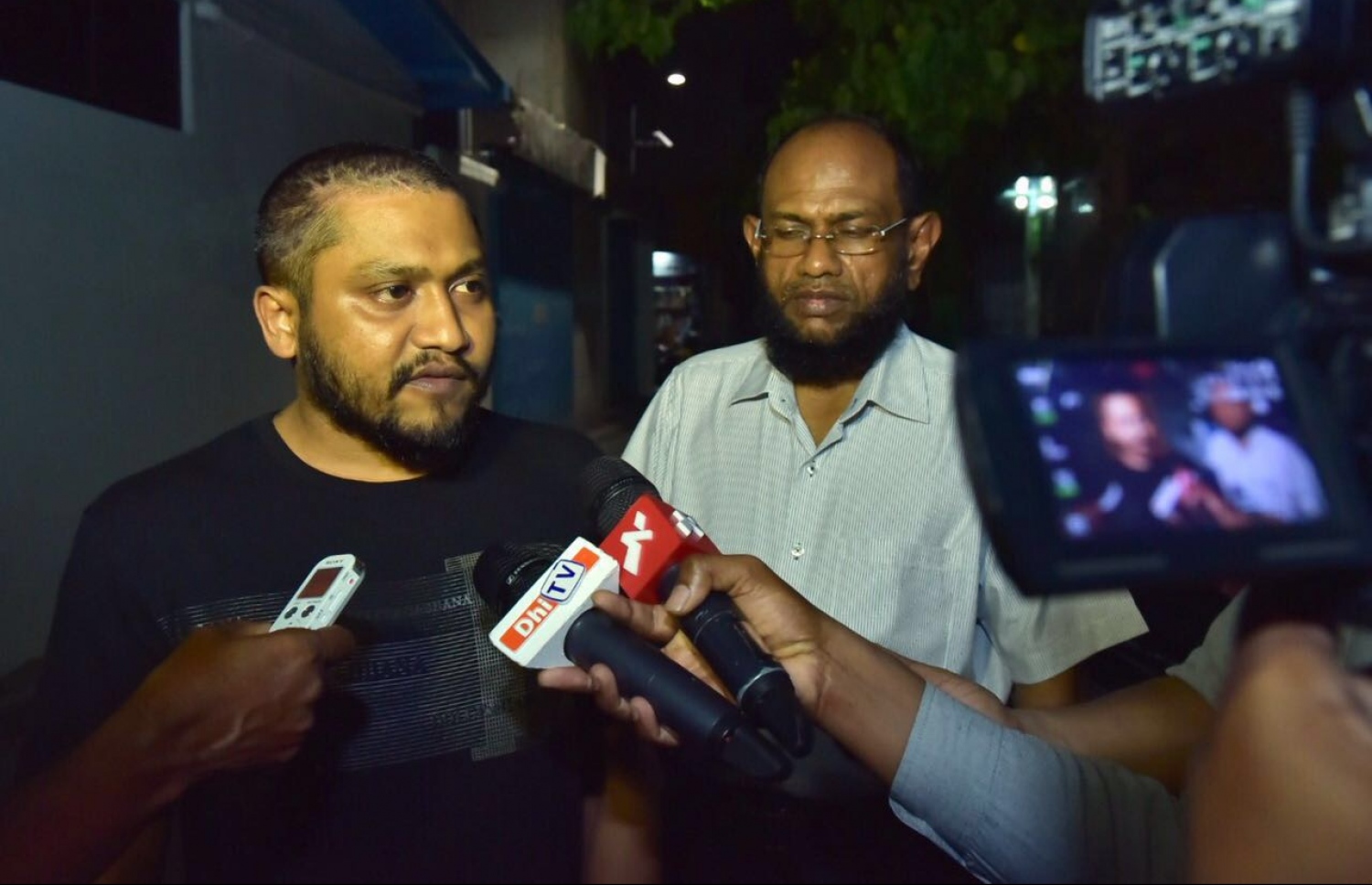 މަޖީދުގެ އަރިހުގައި އަލީ ޒާހިރު ނޫސްވެރިންނާ ވާހަކަ ދައްކަވަނީ-- ފޮޓޯ: މިހާރު