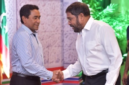 Former President Abdulla Yameen (L) shakes hands with JP leader Qasim Ibrahim. FILE PHOTO/MIHAARU