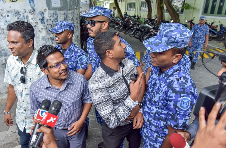 ގާނޫނާ ހިލާފުވާ ފުލުހުންނަށް ފިޔަވަޅު އަޅަން އެދެނީ