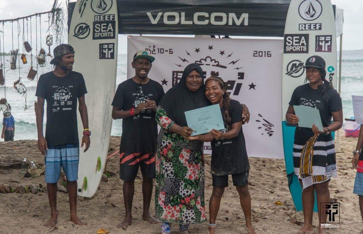 ރާޅާ އަޅަން ދަސްކުރުމުން "ރާޅު އެދުރު"ގެ ފަރާތުން ސަންފައްތައާ އެކަމުގެ ލިޔުން ހަވާލު ކުރަނީ-- ފޮޓޯ: ރާޅު އެދުރު