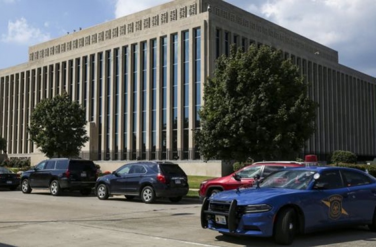 އެމެރިކާގެ ކޯޓެއްގެ ތެރޭ ބަޑިޖަހާ ދެ މީހުން މަރާލައިފި