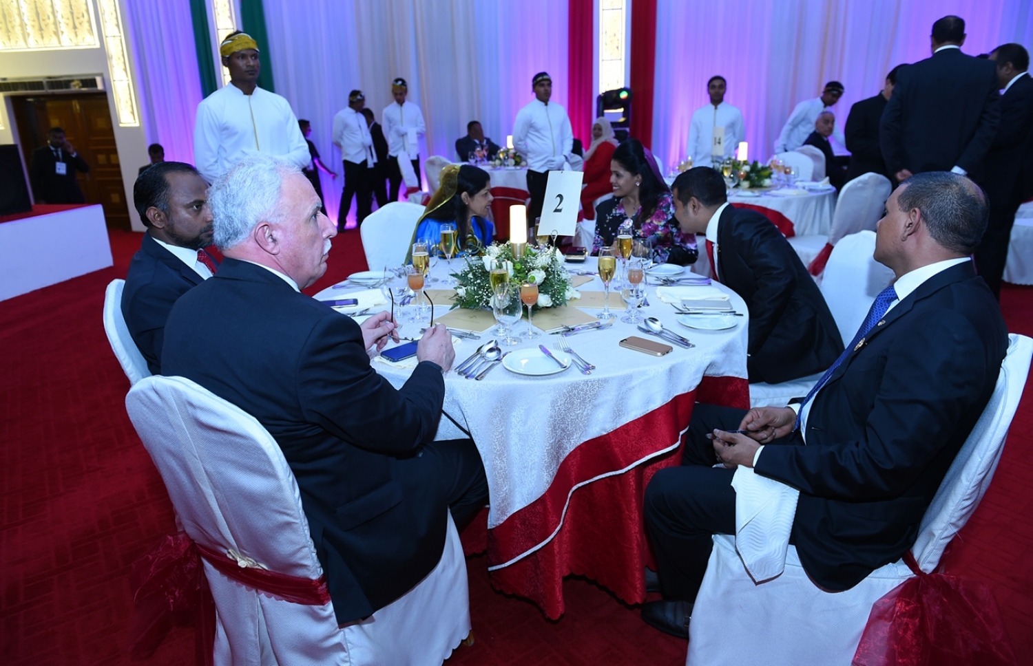 މިނިވަން ދުވަހުގެ މުނާސަބަތުގައި ރައީސް ޔާމީން ދެއްވި ޖާފަތުގައި ބައިވެރިވެވަޑައިގަތް ބައެއް ބޭފުޅުން. --ފޮޓޯ: ރައީސް އޮފީސް