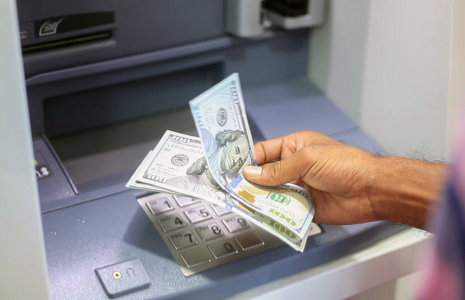 Снятие наличной иностранной валюты. Доллары в банкомате. Доллары из банкомата. Наличные доллары. Деньги в банкомате.