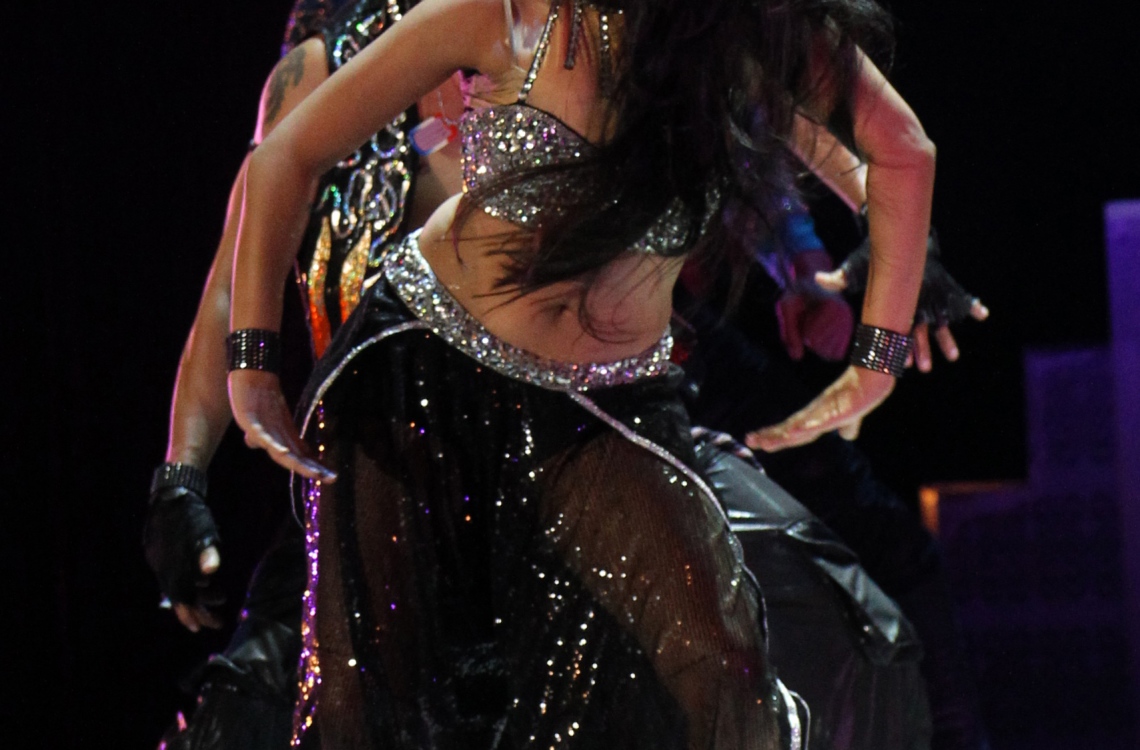 ލުބްނާން: ޖުލައި 8، 2016: ލުބުނާންގެ ޝައުފު ފަރުބަދަތަކުގެ މަތީގައި ބޭއްވި ބައިތުއްދީން އިންޓަނޭޝަނަލް ފެސްޓިވަލްގައި އިންޑިއާގެ ފަންނާނުން ނެށުމުގެ އައިޓަމެއް ހުށަހަޅައި ދެނީ.-- ފޮޓޯ: އޭއެފްޕީ