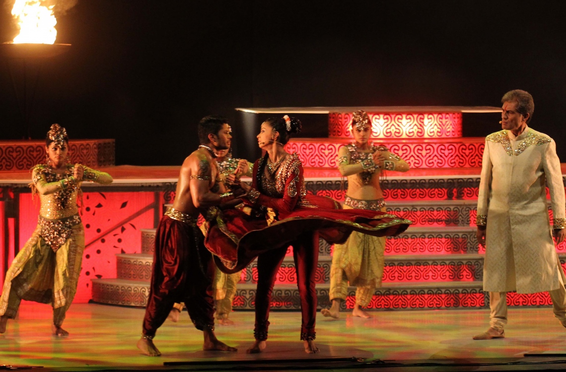 ލުބްނާން: ޖުލައި 8، 2016: ލުބުނާންގެ ޝައުފު ފަރުބަދަތަކުގެ މަތީގައި ބޭއްވި ބައިތުއްދީން އިންޓަނޭޝަނަލް ފެސްޓިވަލްގައި އިންޑިއާގެ ފަންނާނުން ނެށުމުގެ އައިޓަމެއް ހުށަހަޅައި ދެނީ.-- ފޮޓޯ: އޭއެފްޕީ