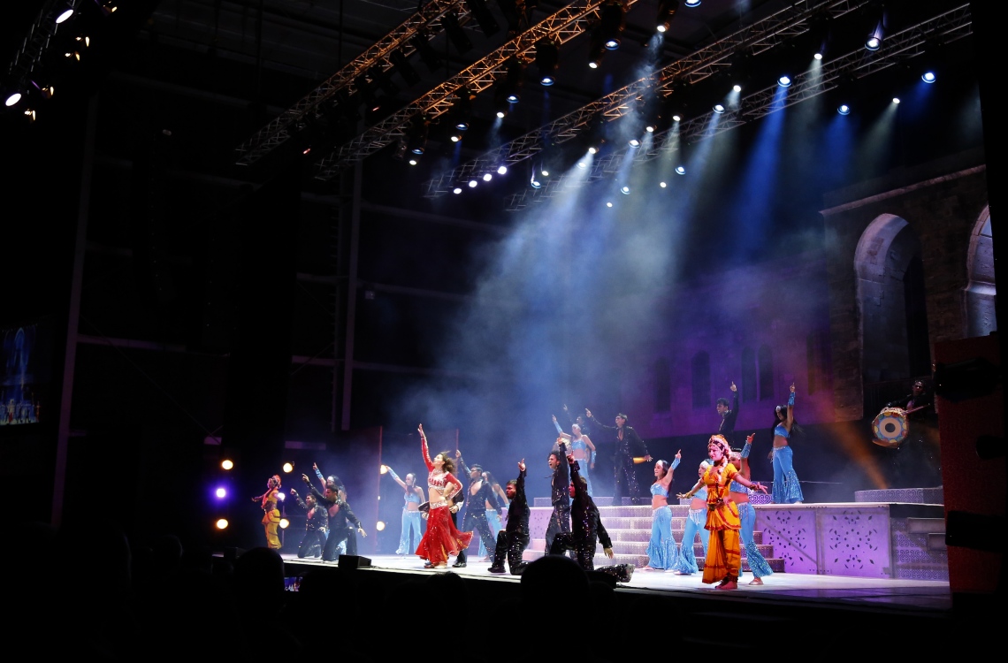 ލުބްނާން: ޖުލައި 8، 2016: ލުބުނާންގެ ޝައުފު ފަރުބަދަތަކުގެ މަތީގައި ބޭއްވި ބައިތުއްދީން އިންޓަނޭޝަނަލް ފެސްޓިވަލްގައި އިންޑިއާގެ ފަންނާނުން ނެށުމުގެ އައިޓަމެއް ހުށަހަޅައި ދެނީ.-- ފޮޓޯ: އޭއެފްޕީ