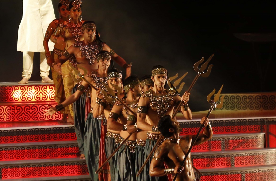 ލުބްނާން: ޖުލައި 8، 2016: ލުބުނާންގެ ޝައުފު ފަރުބަދަތަކުގެ މަތީގައި ބޭއްވި ބައިތުއްދީން އިންޓަނޭޝަނަލް ފެސްޓިވަލްގައި އިންޑިއާގެ ފަންނާނުން ނެށުމުގެ އައިޓަމެއް ހުށަހަޅައި ދެނީ.-- ފޮޓޯ: އޭއެފްޕީ