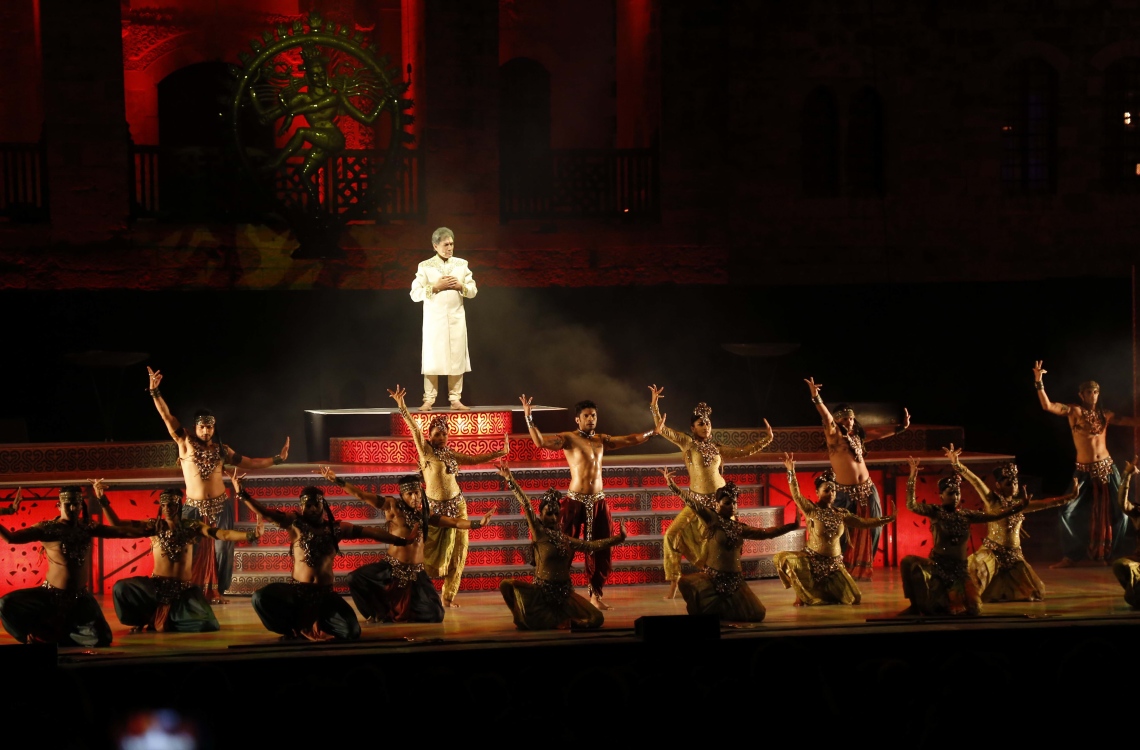 ލުބްނާން: ޖުލައި 8، 2016: ލުބުނާންގެ ޝައުފު ފަރުބަދަތަކުގެ މަތީގައި ބޭއްވި ބައިތުއްދީން އިންޓަނޭޝަނަލް ފެސްޓިވަލްގައި އިންޑިއާގެ ފަންނާނުން ނެށުމުގެ އައިޓަމެއް ހުށަހަޅައި ދެނީ.-- ފޮޓޯ: އޭއެފްޕީ