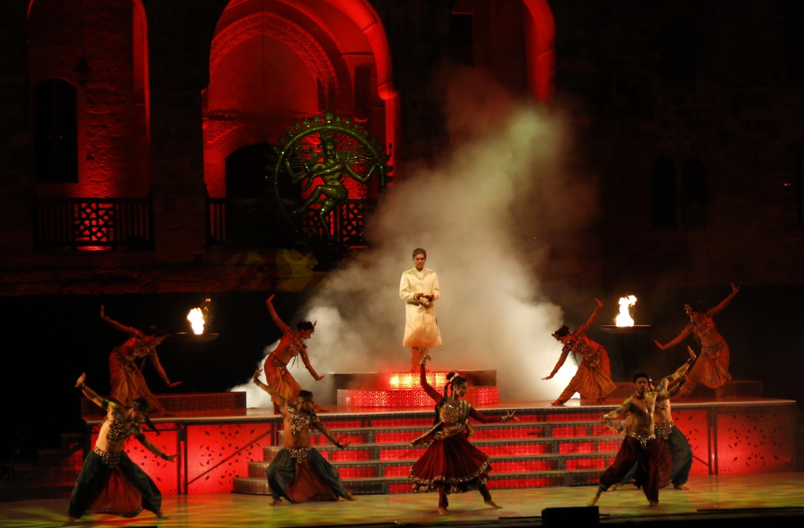 ލުބްނާން: ޖުލައި 8، 2016: ލުބުނާންގެ ޝައުފު ފަރުބަދަތަކުގެ މަތީގައި ބޭއްވި ބައިތުއްދީން އިންޓަނޭޝަނަލް ފެސްޓިވަލްގައި އިންޑިއާގެ ފަންނާނުން ނެށުމުގެ އައިޓަމެއް ހުށަހަޅައި ދެނީ.-- ފޮޓޯ: އޭއެފްޕީ