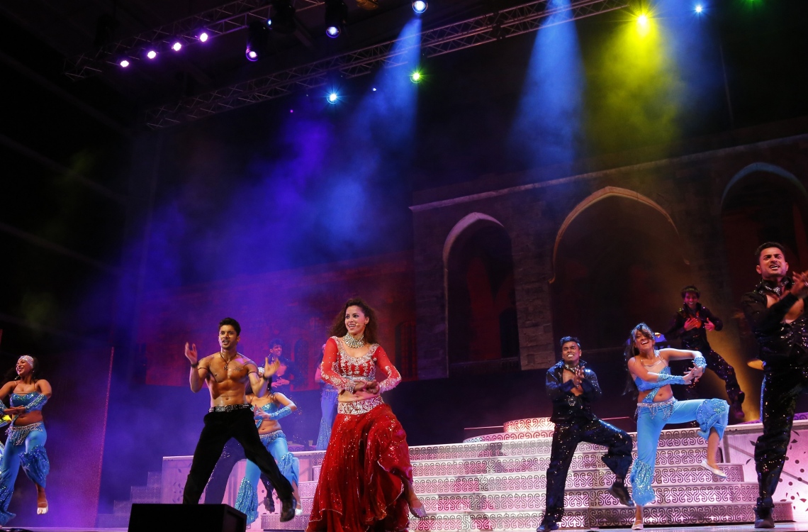 ލުބްނާން: ޖުލައި 8، 2016: ލުބުނާންގެ ޝައުފު ފަރުބަދަތަކުގެ މަތީގައި ބޭއްވި ބައިތުއްދީން އިންޓަނޭޝަނަލް ފެސްޓިވަލްގައި އިންޑިއާގެ ފަންނާނުން ނެށުމުގެ އައިޓަމެއް ހުށަހަޅައި ދެނީ.-- ފޮޓޯ: އޭއެފްޕީ