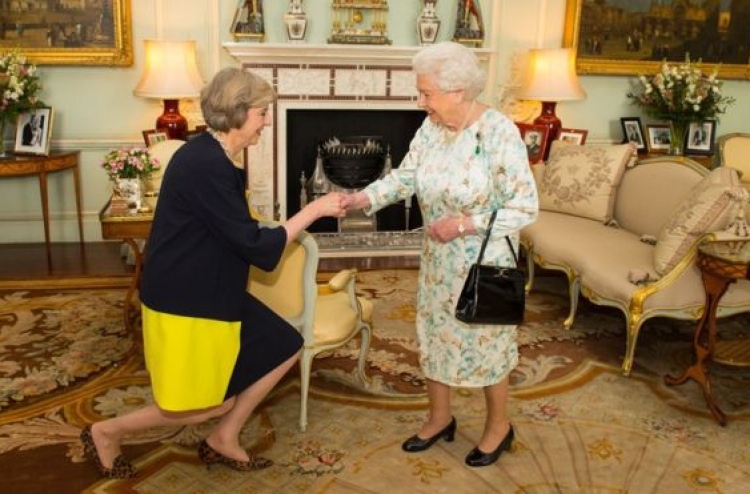 ތެރޭސާ މޭ ޔޫކޭގެ ބޮޑު ވަޒީރުކަމާ ހަވާލުވެވަޑައިގެންފި