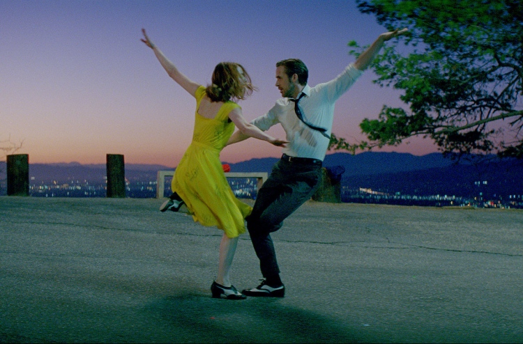 "ލަ ލަ ލޭންޑް" ގެ ޓީޒާ ޓްރެއިލާ ދައްކާލައިފި