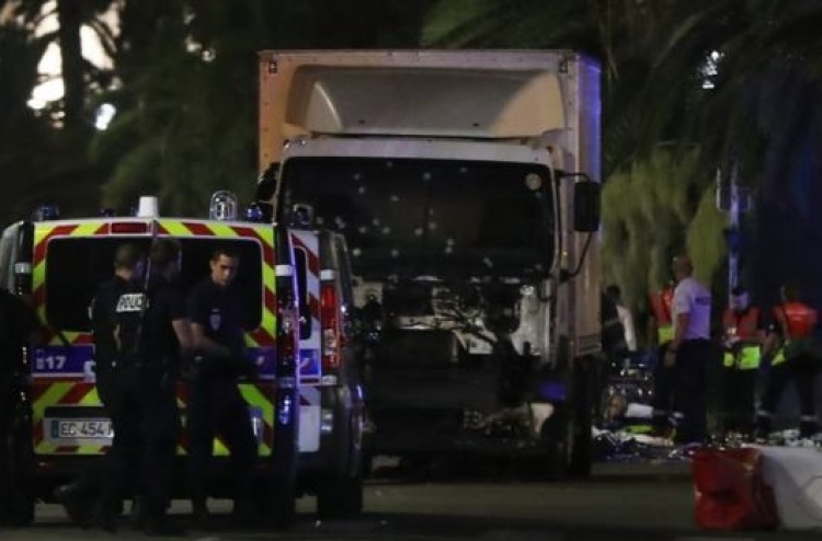 ފްރާންސްގައި ލޮރީއަކުން ޖައްސާ 84 މީހުން މަރު