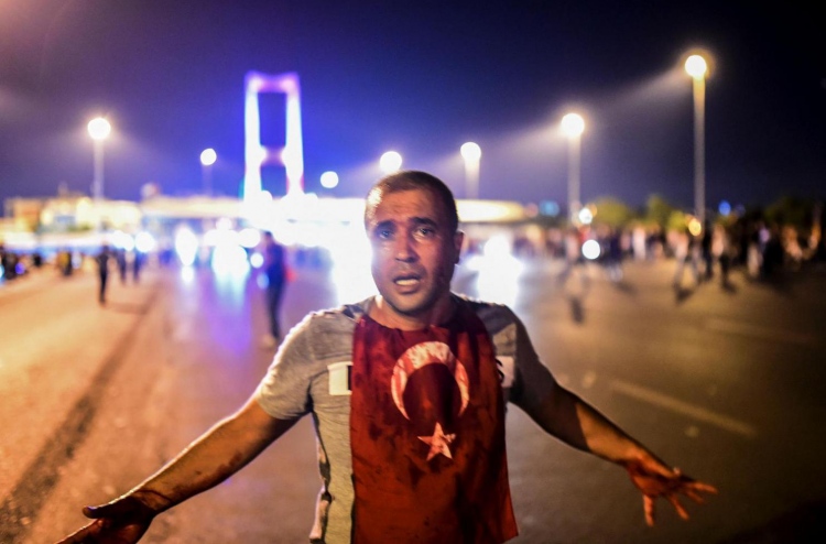 ތުރުކީގެ ބަގާވާތް ނާކާމިޔާބުކޮށްލައިފި، 60 މަރު