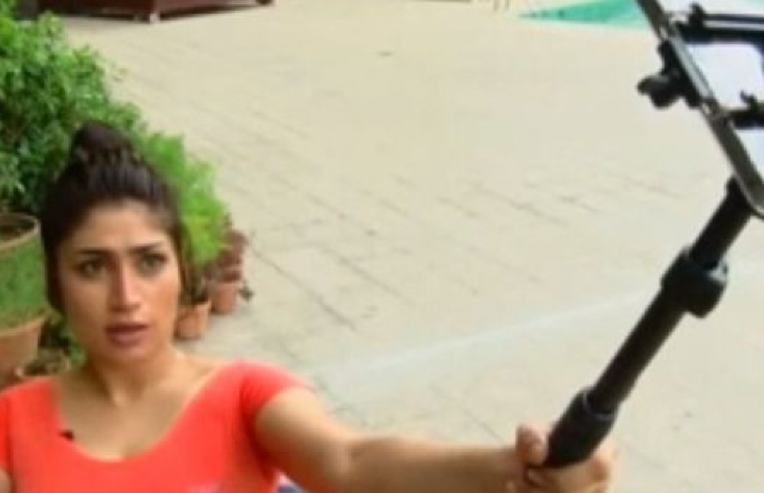 ޕާކިސްތާނުގެ މަޝްހޫރު މޮޑެލް ސޯޝަލް މީޑިއާ އަށް ލާ ފޮޓޯތަކާ މެދު ބައެއް މީހުން ހިތްހަމަ ނުޖެހޭ. --ފޮޓޯ:ބީބީސީ