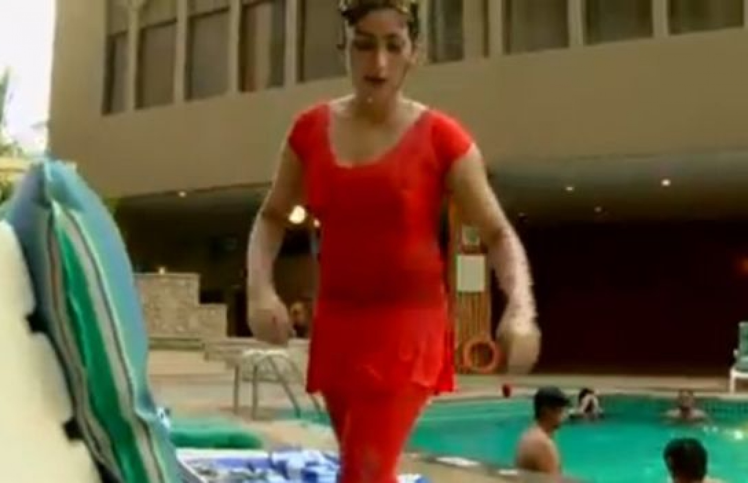 ޕާކިސްތާނުގެ މޮޑެލް ގަންދީލް ބަލޮޗް ޕޫލަކުން އަރަނީ. --ފޮޓޯ:އޭއެފްޕީ