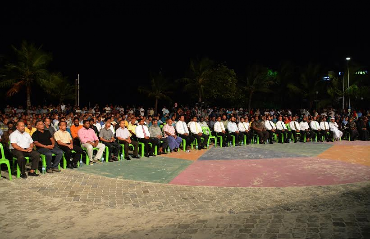 އަދާލަތު ޕާޓީ އަދި އެމްޑީޕީ ގުޅިގެން ބޭއްވި ޖަލްސާއެއްގައި ދެ ޕާޓީގެ މެމްބަރުން ބައިވެރިވަނީ. -ފޮޓޯ:އަދާލަތު ޕާޓީ