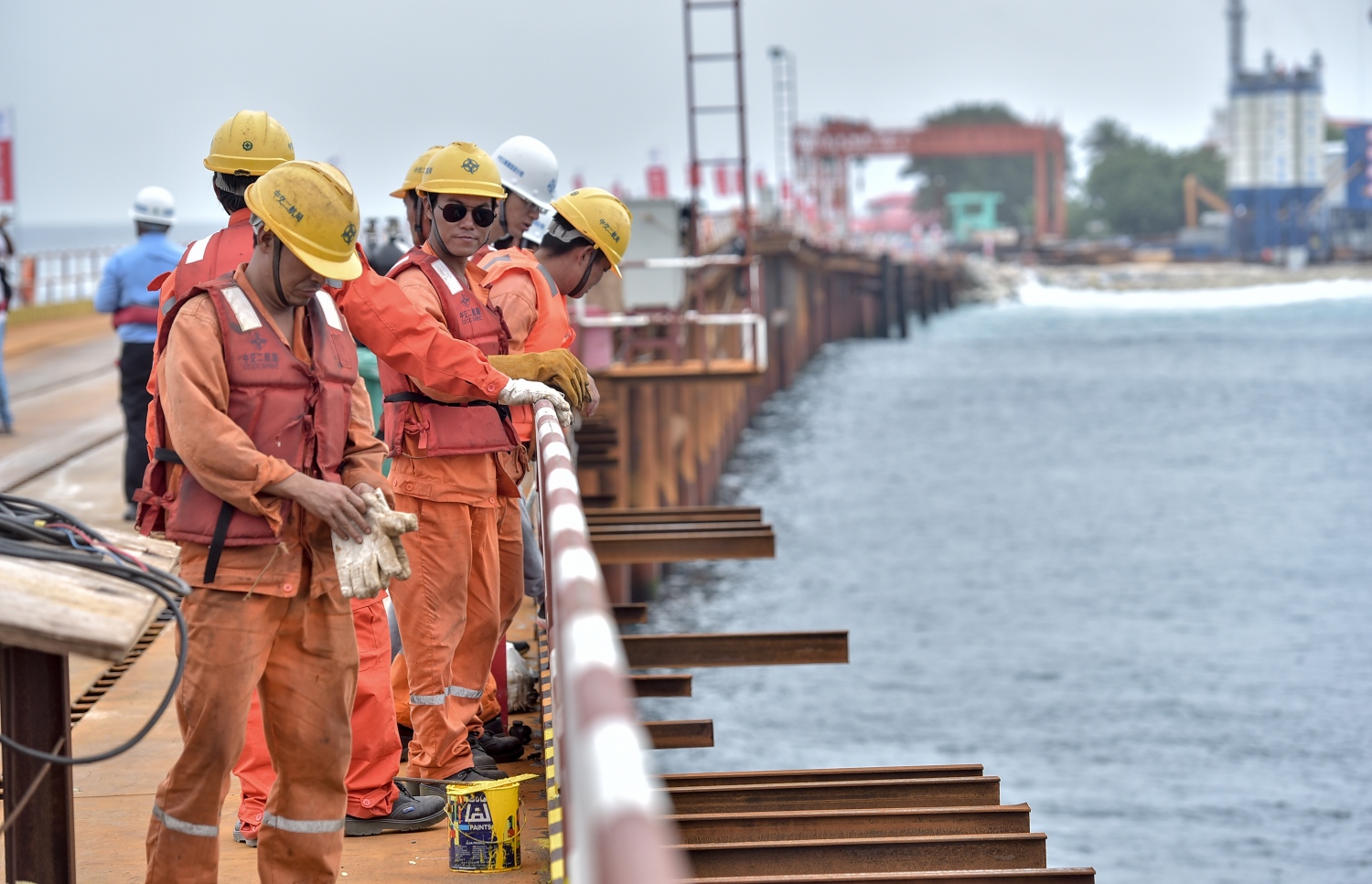 ބްރިޖްގެ މަސައްކަތުގައި ސީސީސީސީގެ މުވައްޒަފުން ހަރަކާތްތެރިވަނީ. --ފޮޓޯ: ނިޝާން އަލީ/ މިހާރު