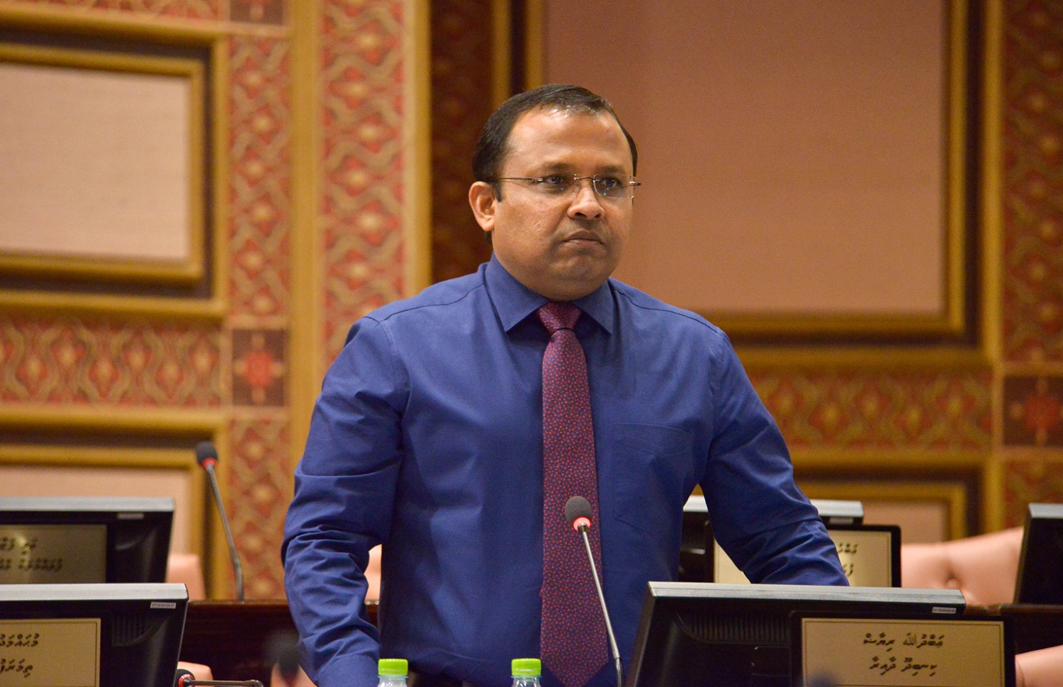 ކުރީގެ ކޮމިޝަނާ އޮފް ޕޮލިސް އަދި ކިނބިދޫ ދާއިރާގެ މެމްބަރު އަބްދުﷲ ރިޔާޒް މަޖިލީހުގެ މިއަދުގެ ޖަލްސާގައި ވާހަކަ ދައްކަވަނީ. - ފޮޓޯ: މަޖިލިސް