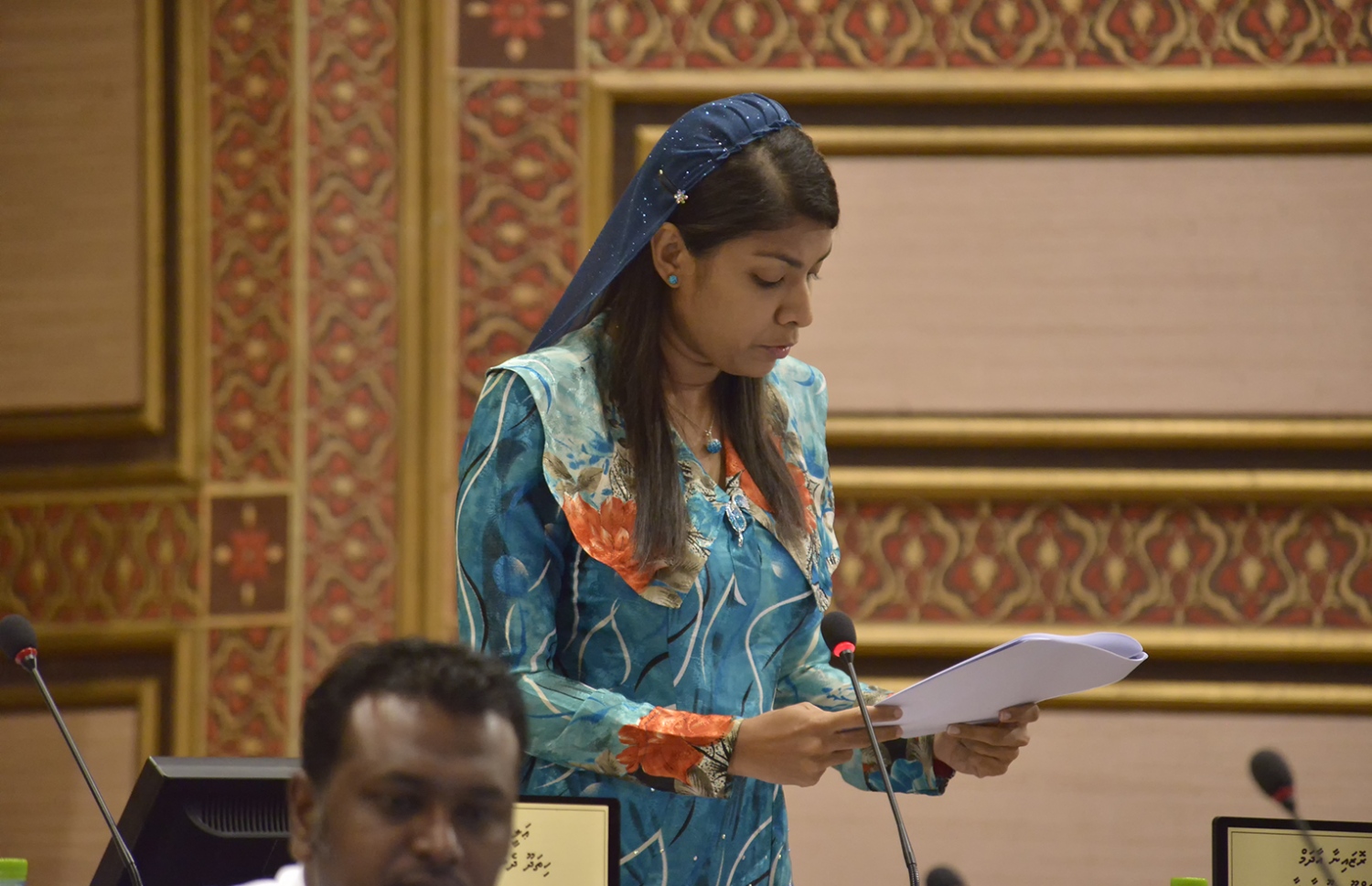 އައްޑޫ މީދޫ ދާއިރާގެ މެމްބަރު ރޮޒެއިނާ އާދަމް މިއަދުގެ ޖަލްސާގައި ވާހަކަ ދައްކަވަނީ - ފޮޓޯ: މަޖިލިސް