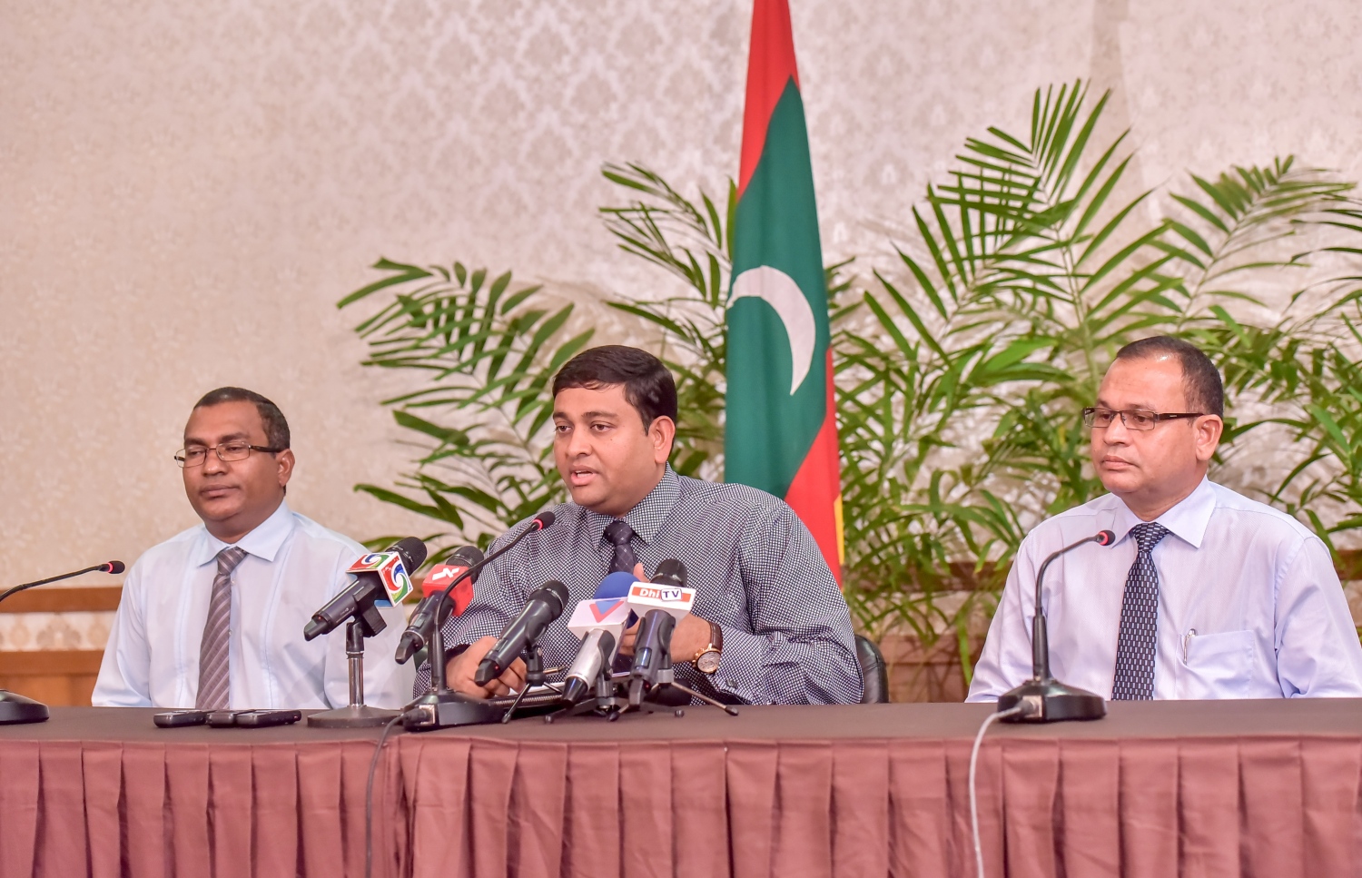 މަޝްވަރާގައި ސަރުކާރުގެ ފަރާތުން ބައިވެރިވާ މަންދޫބުން ބޭއްވި ޕްރެސް ކޮންފަރެންސެއްގައި ޝައިނީ ވާހަކަ ދައްކަވަނީ. --ފޮޓޯ: ނިޝާން އަލީ