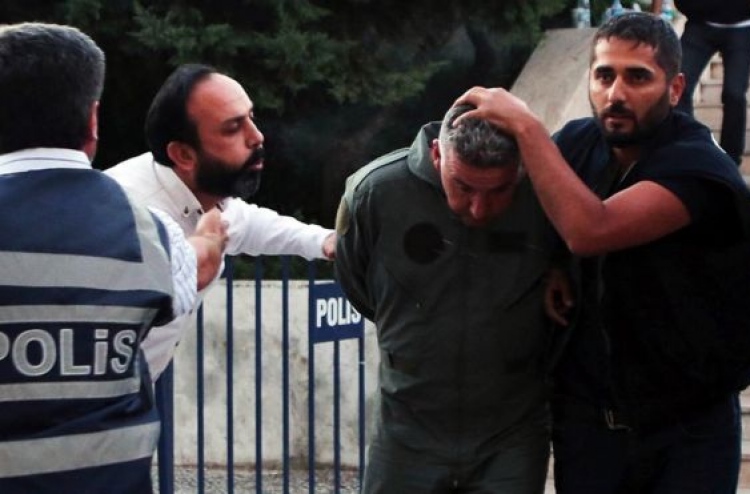 ތުރުކީން 8،000 ފުލުސް އޮފިސަރުން ސަސްޕެންޑްކޮށްފި