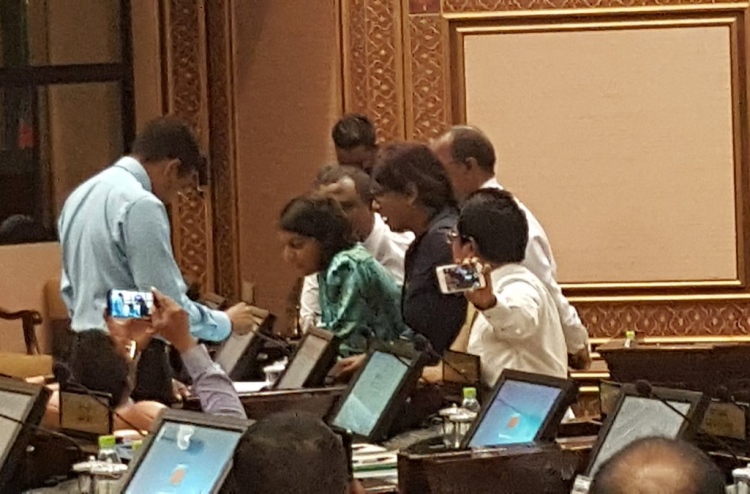 އޮޅުންބޮޅުން: އުމުރުން 84 އަހަރު