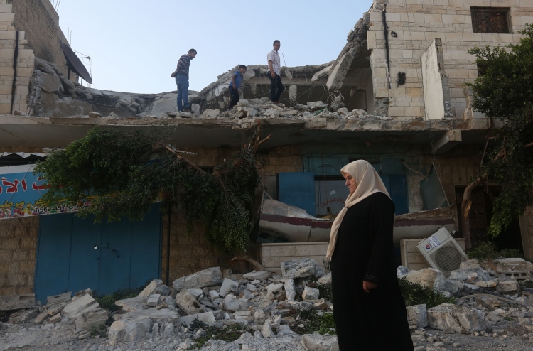 ފުލުހަކަށް ހަމަލާދިން ފަލަސްތީނު މީހެއްގެ ގެ ތަޅާލައިފި