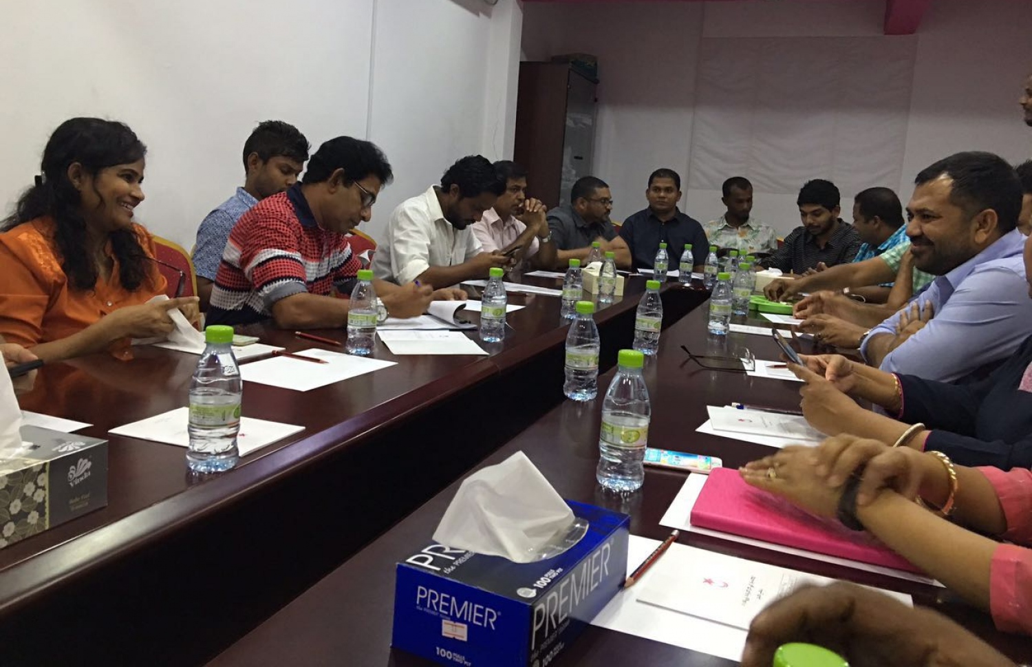 ކައުންސިލް ބައްދަލުވުމުގައި މެމްބަރުންތަކެއް ބައިވެރިވެވަޑައިގަންނަވަނީ. --ފޮޓޯ: ޕީޕީއެމް