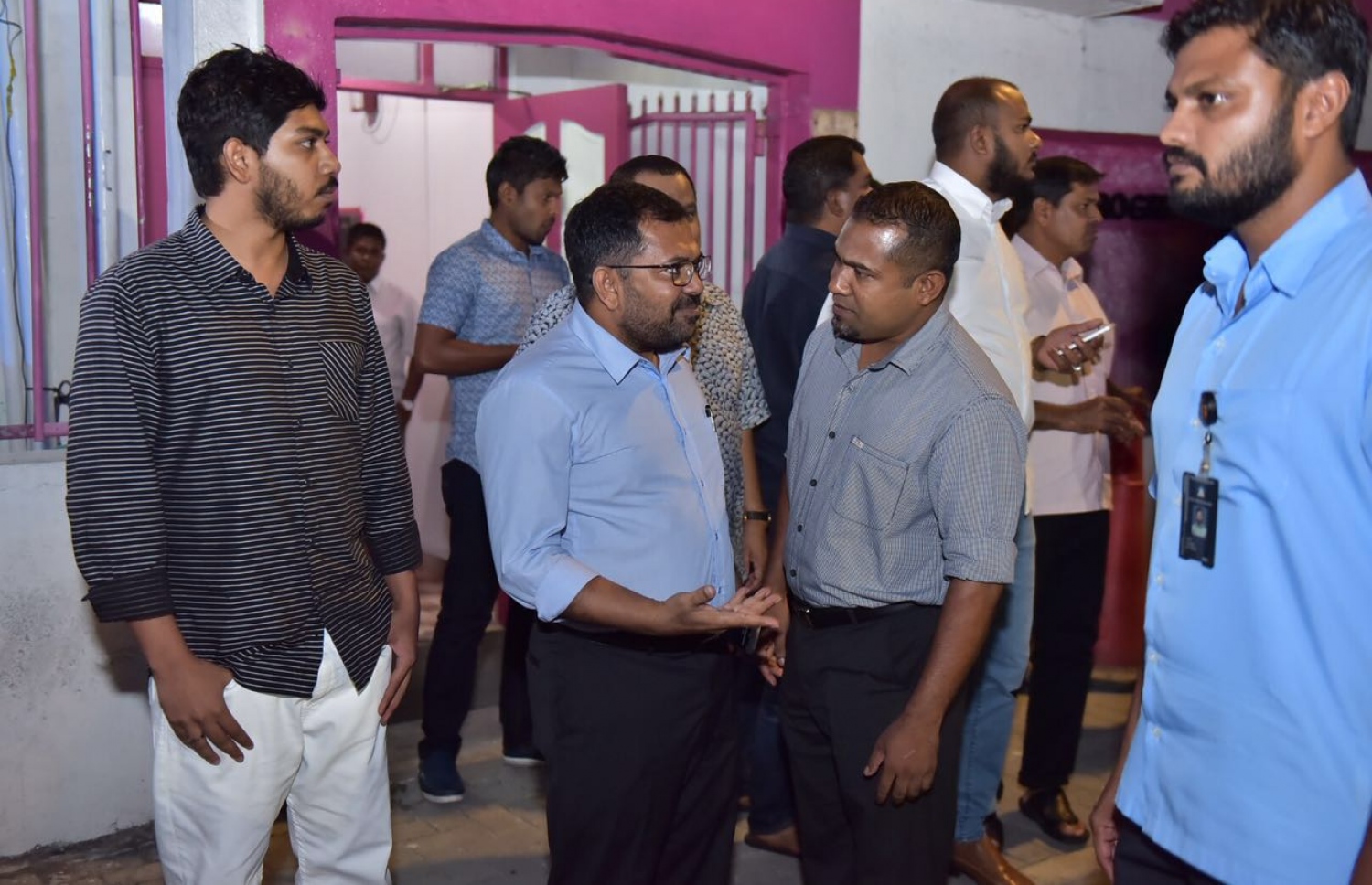 .ކައުންސިލް ބައްދަލުވުމުން ނިކުމެވަޑައިގެން ބައެއް މެމްބަރުން ޕީޕީއެމް އޮފީސް ދޮރުމަތީގައި. --ފޮޓޯ: ނިޝާން އަލީ