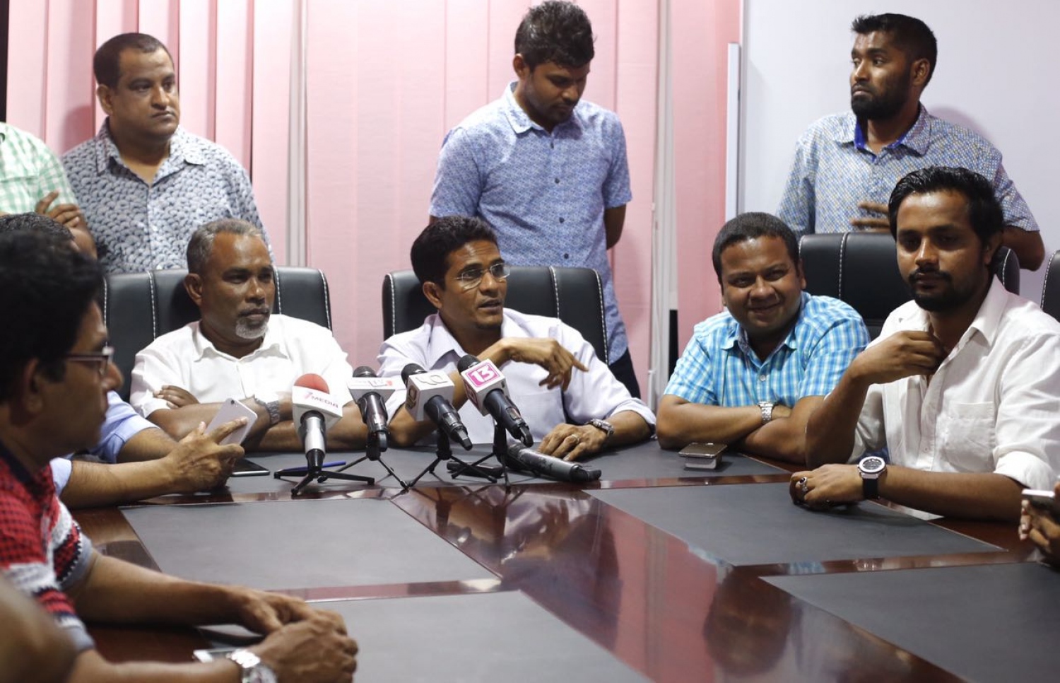 ކައުންސިލް ބައްދަލުވުމަށް ފަހު ރައީސް ޔާމީން ފެކްޝަނުން ނޫސްވެރިންނާ ވާހަކަ ދައްކަވަނީ. -- ފޮޓޯ: ނިޝާން އަލީ/ މިހާރު