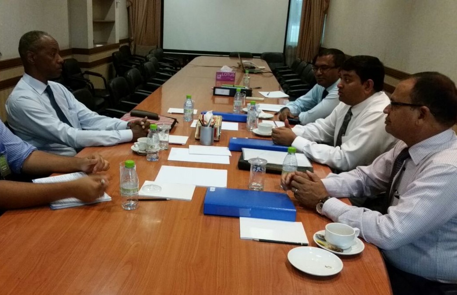 ކުރިން ރާއްޖެ އަށް ކަނޑައެޅި އދ.ގެ މަންދޫބު ތަމްރަތު ކެބިނެޓުގެ ވަޒީރުންނާ ބައްދަލުކުރައްވަނީ.-- ފޮޓޯ: ޓުވިޓާ