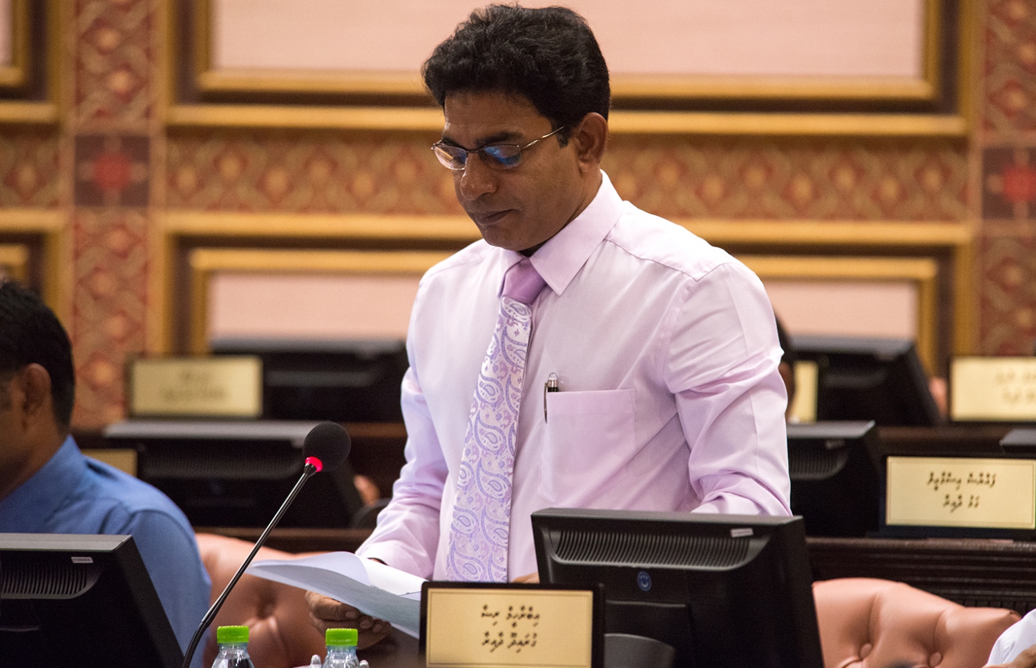 ރައްޔިތުންގެ މަޖިލީހުގެ ޖަލްސާއެއްގައި މެމްބަރު ވަހީދު ވާހަކަ ދައްކަވަނީ: އެއްވެ އުޅުމުގެ ހައްގު ހަނިކުރާ ބިލަށް ވޯޓަށް އެހުމުގެ ކުރިން އޭނާ މަޖިލިސް ދޫކުރައްވައި ވަޑައިގެންފި.--- ފޮޓޯ: މަޖިލިސް