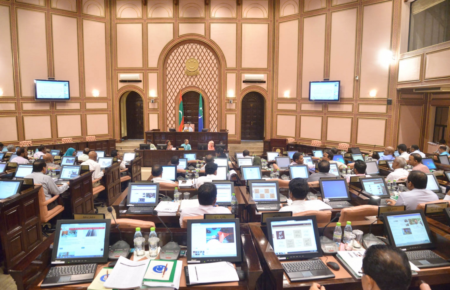 ރައްޔިތުންގެ މަޖިލީހުގެ ޖަލްސާއެއްގައި މެމްބަރުން ބައިވެރިވެވަޑައިގަންނަވަނީ. އަބުރުގެ ބިލުގެ ބަހުސް މާދަމާ ފަށާނެ. - ފޮޓޯ: މަޖިލިސް