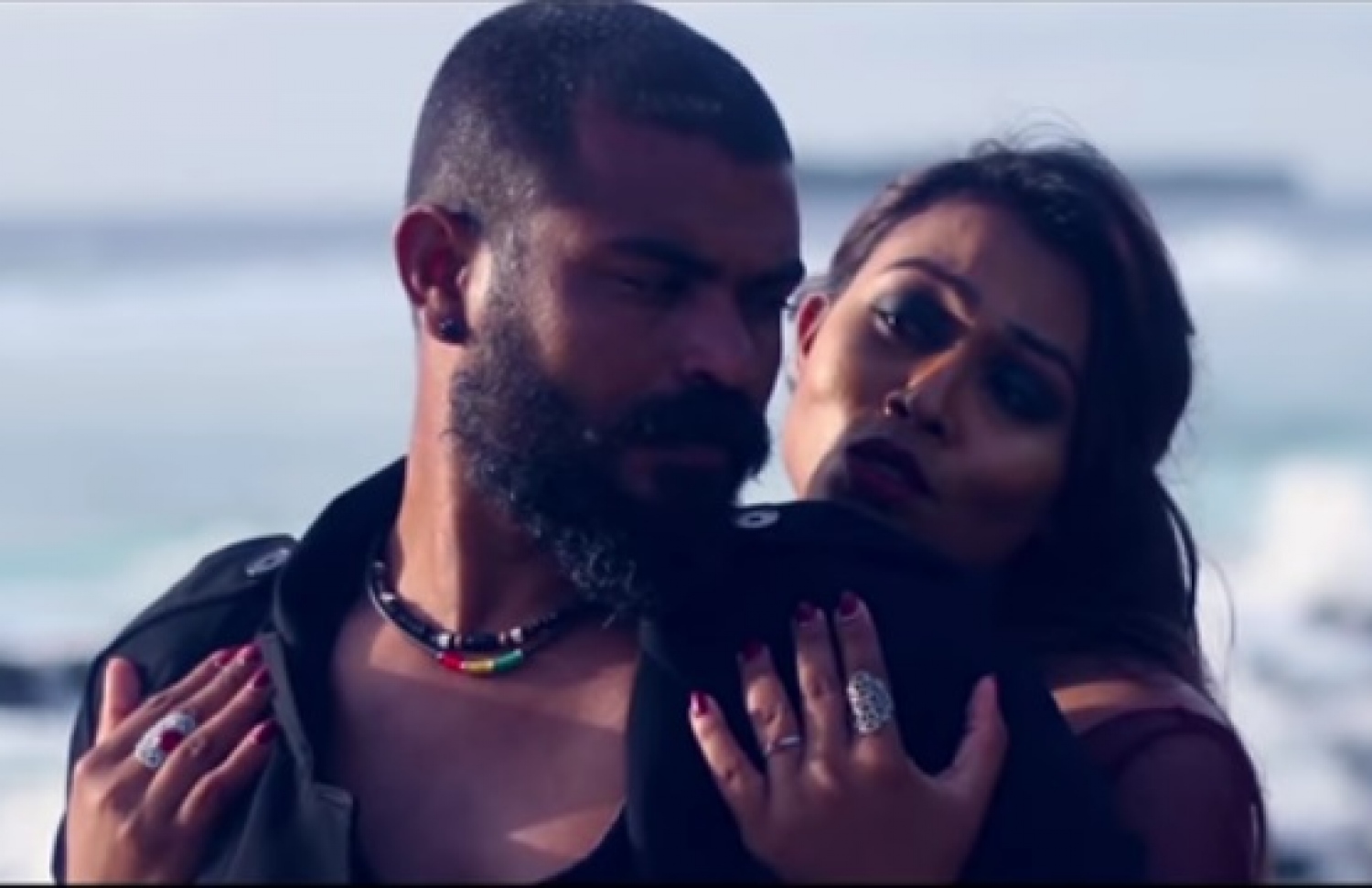 ރިޝްމީ އާއި ރަވީ "ވިޝްކާ" ގެ މަންޒަރެއްގައި.