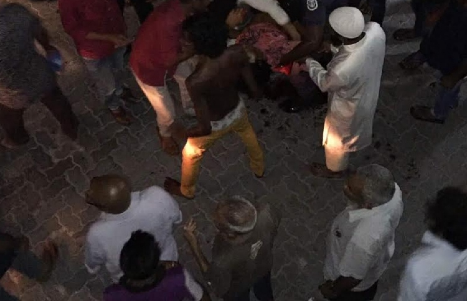 މާލޭގައި ހިންގި މާރާމާރީއެއްގައި މަރުވި ކުއްޖަކު ހޮސްޕިޓަލަށް ގެންދަން މަސައްކަތް ކުރަނީ: ގޭންގުތަކުގައި އުޅޭ ކުދިން އިސްލާހުކުރަން ސަރުކާރުން ވަނީ މަސައްކަތް ފަށާފައި.