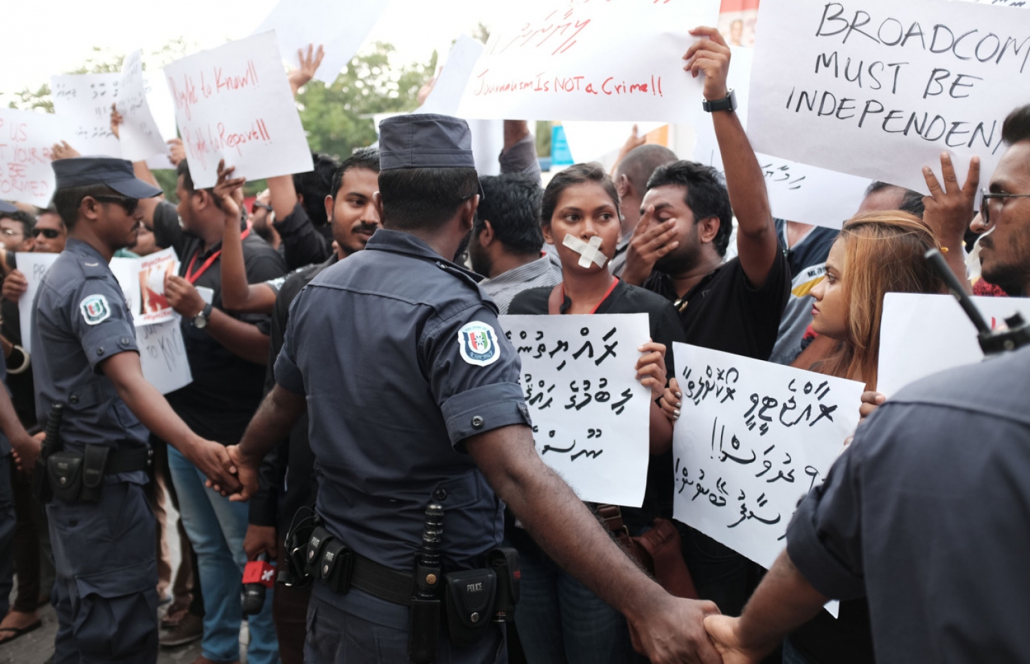 މީޑިއާ އަށް ހުރި ހުރަސްތައް ނައްތާލަން ގޮވާލައި މިދިޔަ އޭޕްރީލް މަހު ނޫސްވެރިން އިހުތިޖާޖު ކުރަނީ.-- ފޮޓޯ: އޭއެފްޕީ