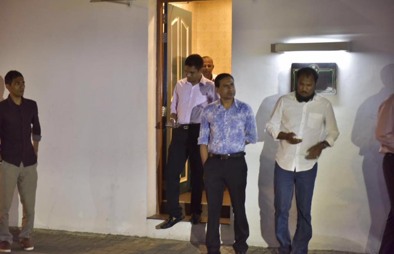 ރައީސްއާ އެކު މިރޭ ބޭއްވި ބައްދަލުވުން ނިމުމުން ބައެއް މެމްބަރުން ނުކުމެ ވަޑައިގަންނަވަނީ.-- ފޮޓޯ: މުހައްމަދު ޝަރުހާން/ މިހާރު