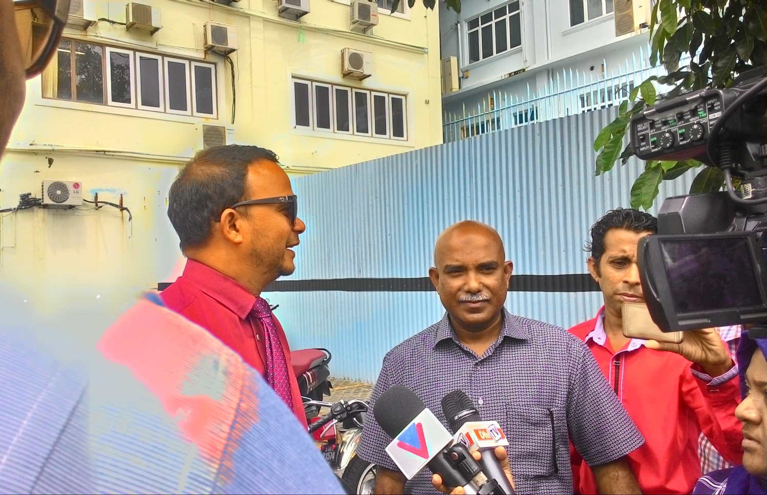 މެމްބަރު އަލީ ހުސައިން (ވ) ނޫސްވެރިންނަށް މައުލޫމާތު ދެއްވަނީ. އޭނާ ވަކާލާތު ކުރުން ސުޕްރީމް ކޯޓުން ވަނީ ވަގުތީ ގޮތުން މަނާ ކޮށްފައި. - ފޮޓޯ: މިހާރު