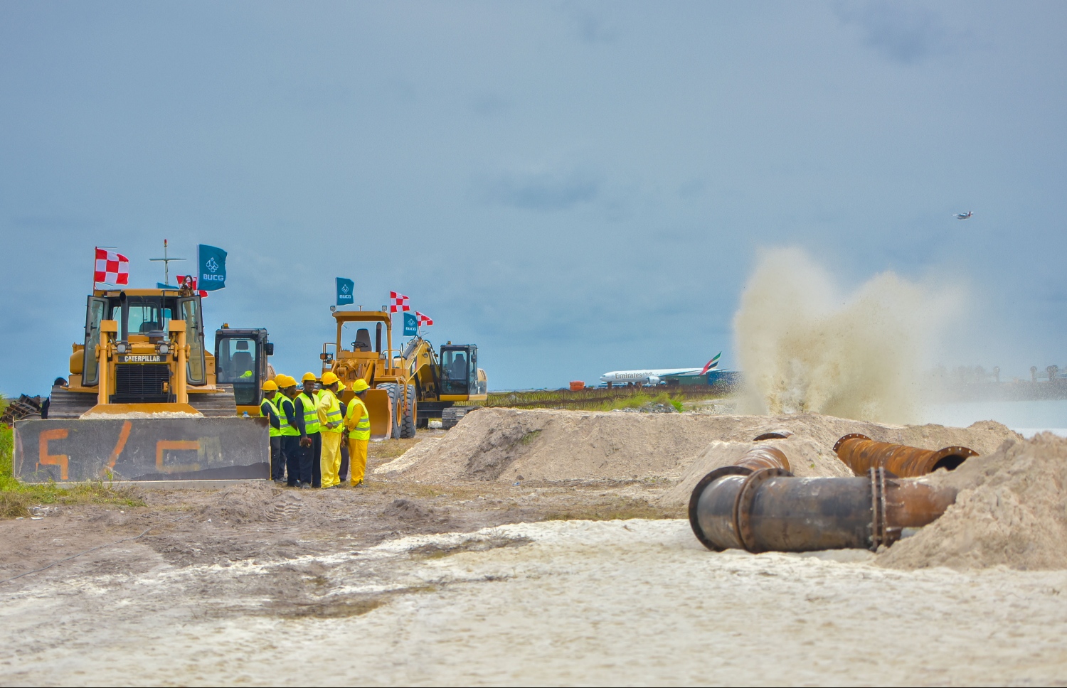 އެއާޕޯޓުގެ ދެވަނަ ރަންވޭގެ ބިން ހިއްކުމުގެ މަސައްކަތް ކުރަނީ: އެއާޕޯޓްގެ ތަރައްގީ އަށް ވެސް އިތުރު ފީއެއް ނެގުމަށް ވަނީ ހަމަޖެހިފައި. --ފޮޓޯ: މުހައްމަދު ޝަރުހާން/މިހާރު