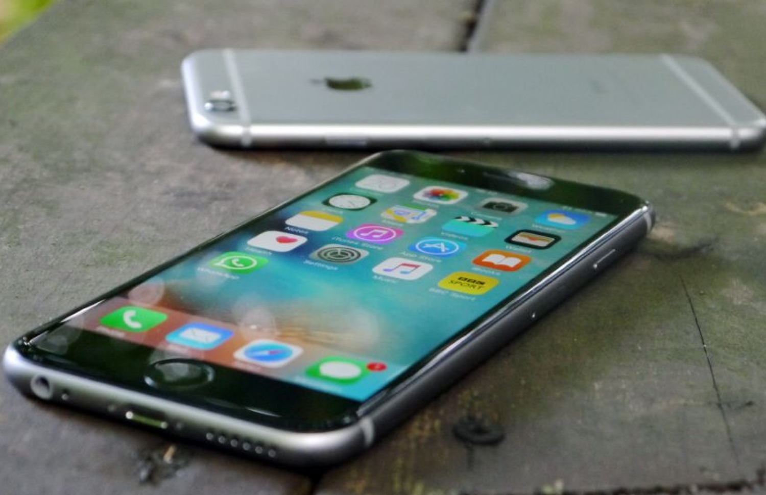 އެޕަލް އައިފޯން 6އެސް: އައިފޯން އާއިލާގައި އެންމެ ބާރުގަދަ ފޯނު. އެޕަލުން ވަނީ އާ ފީޗާތަކާ އެކު މުޅި ފޯނު ބަދަލުކޮށްފައި