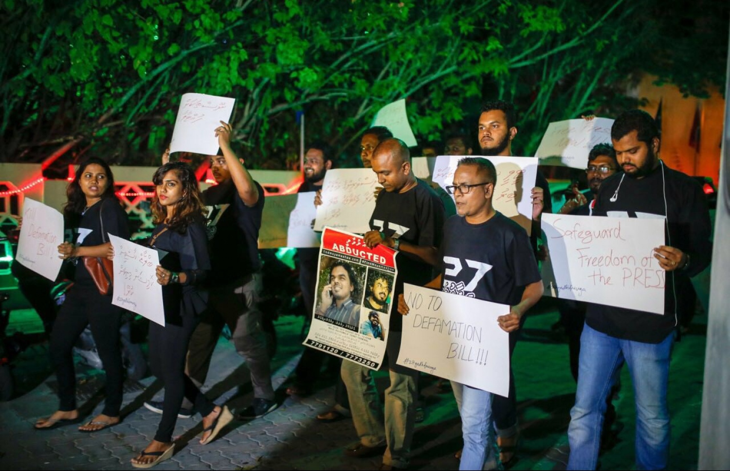 މިނިވަން ނޫސްވެރިކަމާއި ހިޔާލުފާޅުކުރުމަށް ބޮޑެތި ހުރަސްތައް ކުރިމަތިވާ ގޮތަށް ރަށްޔިތުންގެ މަޖިލީހަށް ހުށަހަޅާފައިވާ އަބުރުގެ ބިލާ ދެކޮޅަށް ނޫސްވެރިން މިދިޔަ އަންގާރަދުވަހުގެ ރޭ ހިމޭން މުޒާހަރާއެއް ކުރަނީ.--- ފޮޓޯ: އިމޭޖަސް.އެމްވީ