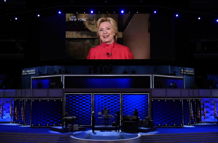 ޕާޓީގެ ޓިކެޓާ އެކު ހިލަރީ ތާރީޚުގެ ތެރެއަށް