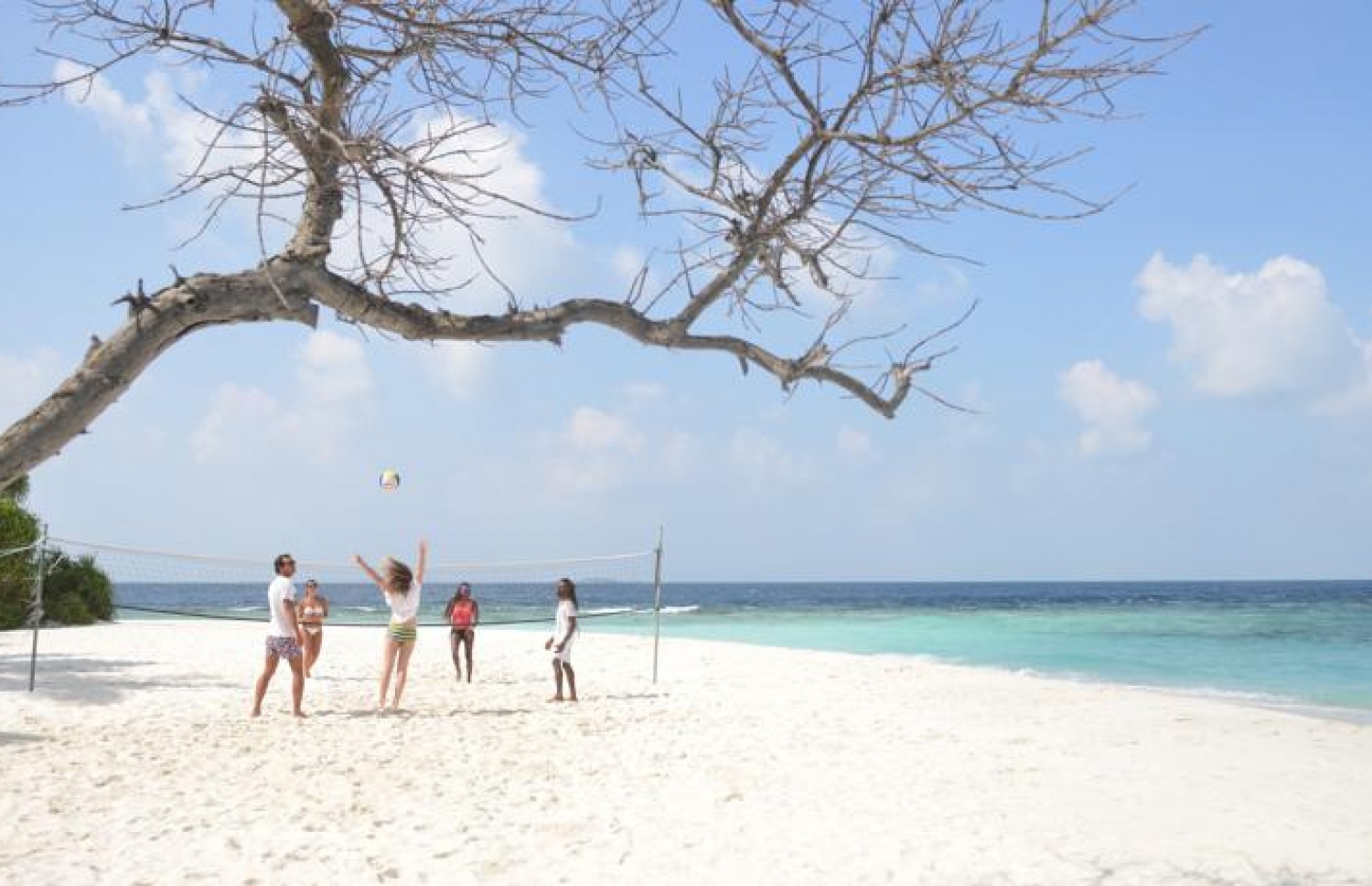 ކުޑަބަނޑޮހުގެ ގޮނޑުދޮށުގައި ޓޫރިސްޓުންގެ ބަޔަކު ކުޅިވަރު ކުޅެނީ. ފޮޓޯ: ކުޑަ ބަނޑޮސް