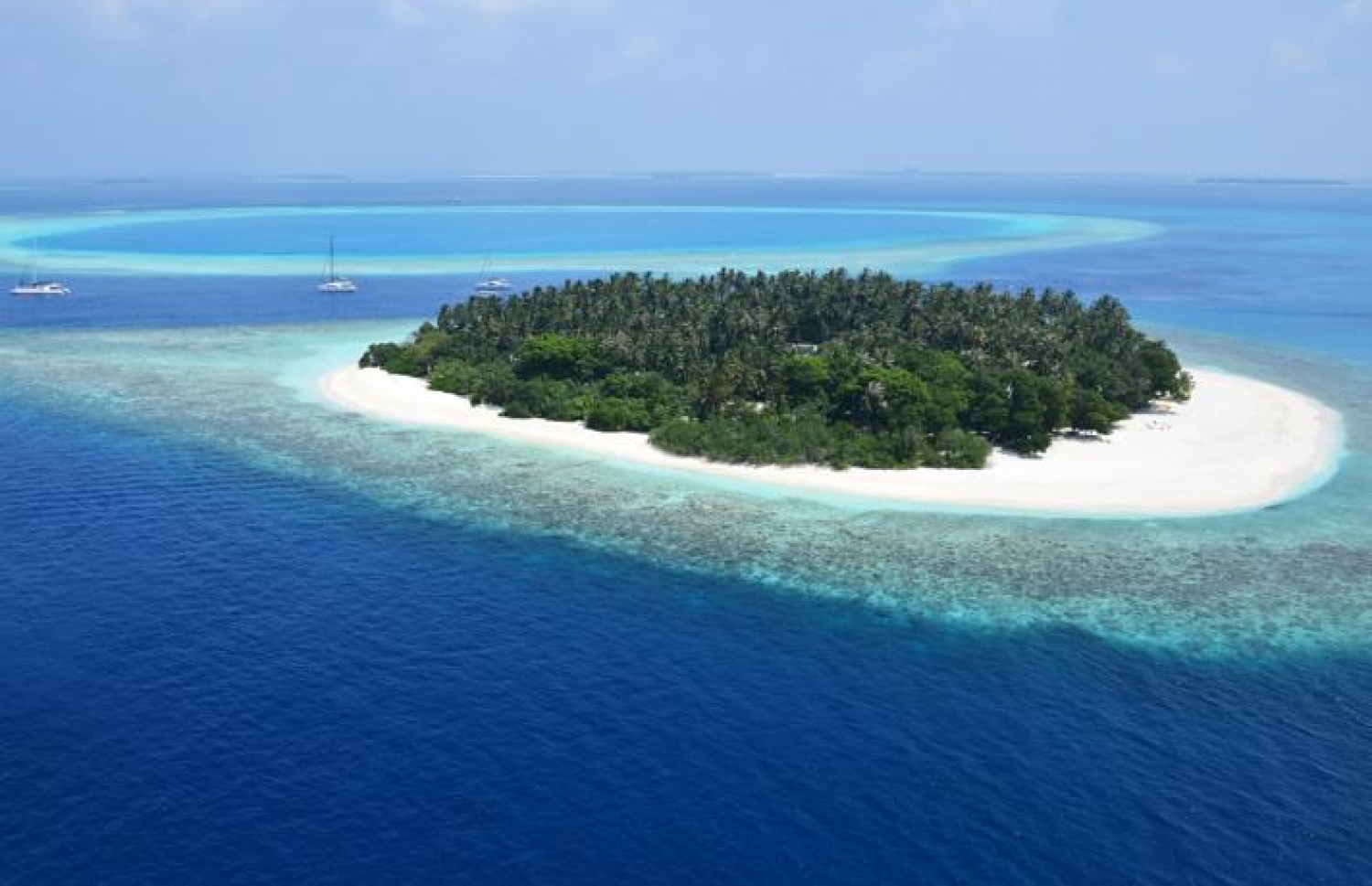 ރިސޯޓަކަށް ތަރައްގީކުރުމުގެ ކުރިން ކުޑަ ބަނޑޮސްގެ މަތިން ނަގާފައިވާ ފޮޓޯއެއް: މާލޭ ރައްޔިތުން ދަތުރު ދާން ގިނަ ދުވަސްތަކެއް ވަންދެން ބޭނުންކުރި