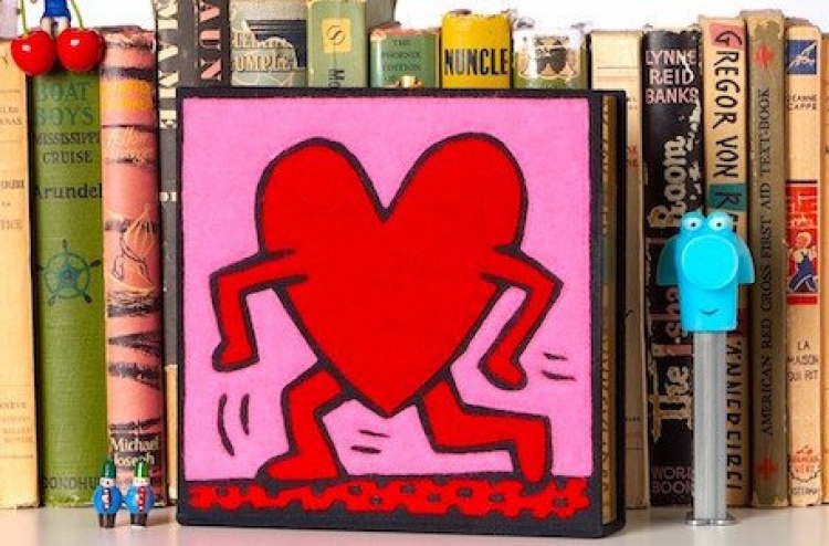 ކުރެހުންތެރިއެއްގެ މަސައްކަތް އަތްދަބަސްތަކުގައި