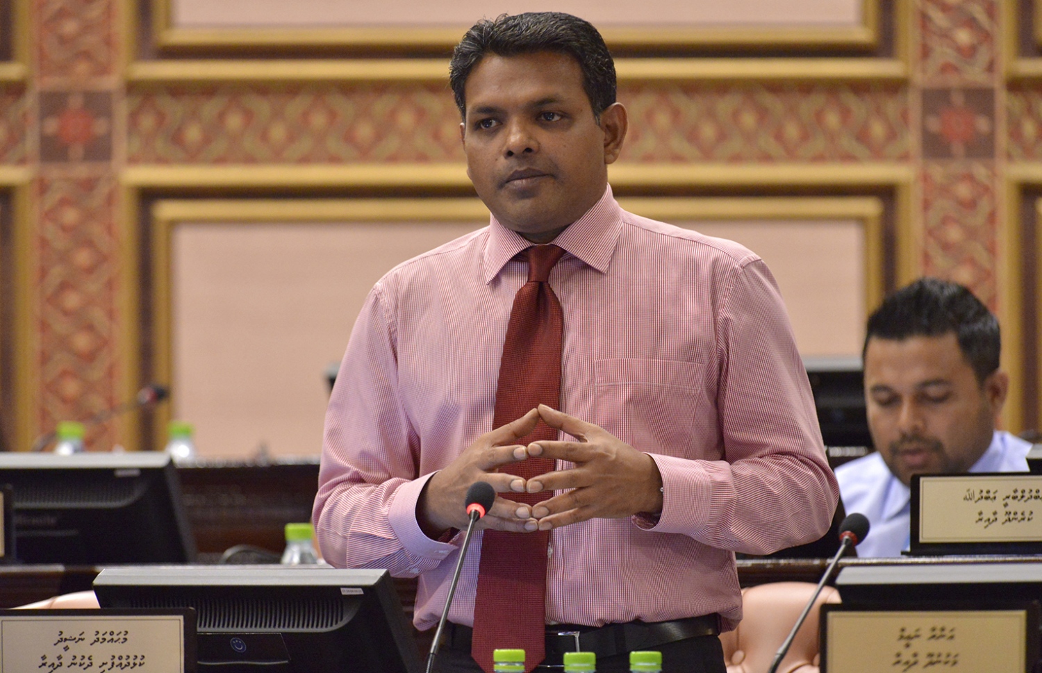 ރައްޔިތުންގެ މަޖިލިހުގެ ޖަލްސާއެއްގައި ނަޝީދު ވާހަކަ ދައްކަވަނީ: ހިޔާލު ފާޅުކުރުމުގެ މިނިވަންކަން ހުއްޓުވާ ބިލާ ސީދާ ދެކޮޅަށް ވޯޓު ދެއްވި --ފޮޓޯ: މަޖިލިސް