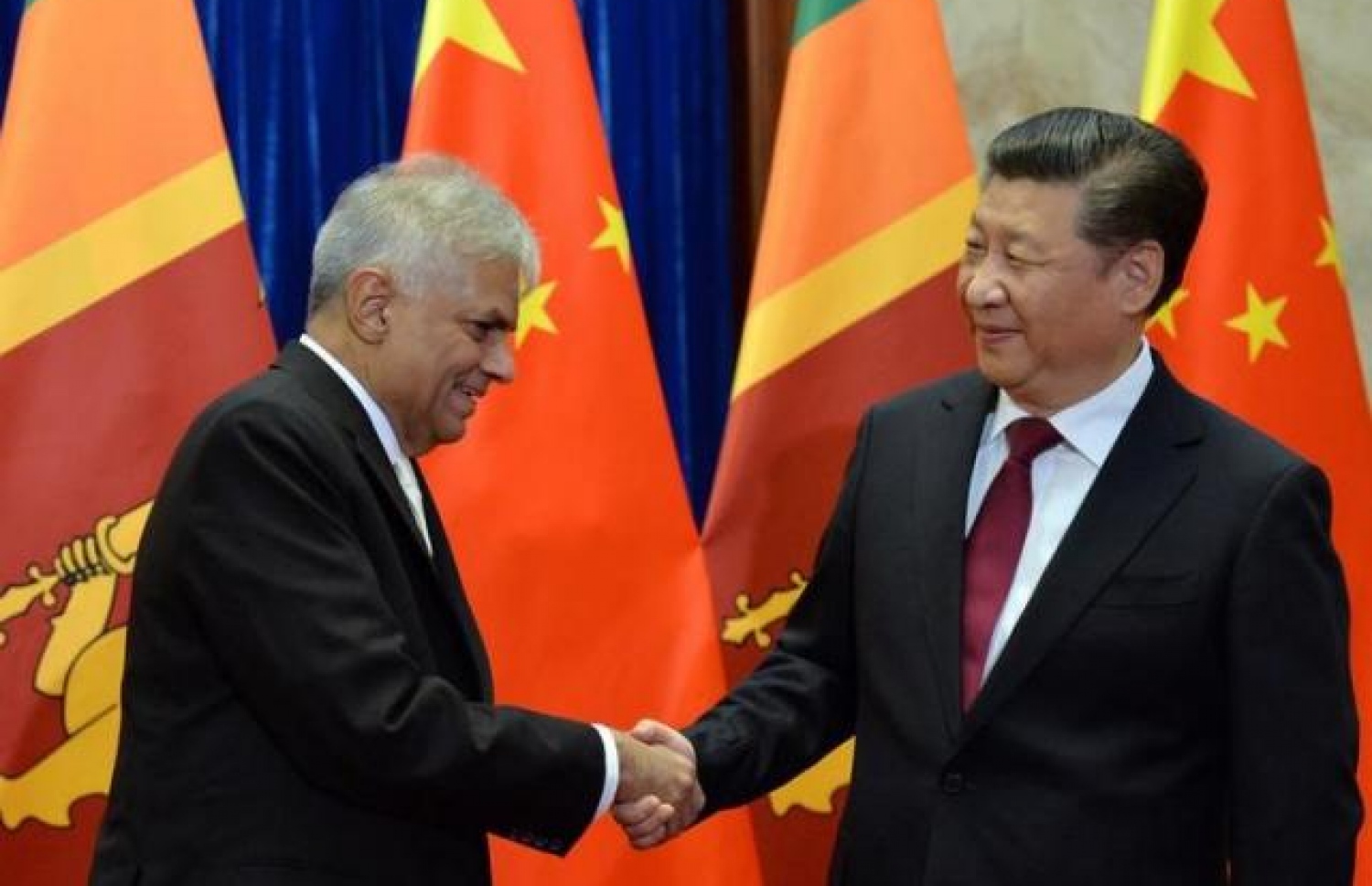 ލަންކާގެ ބޮޑު ވަޒީރު ރަނިލް (ވ) ޗައިނާގެ ރައީސް ޝީއާ ސަލާމް ކުރައްވަނީ. --ފޮޓޯ:ރޮއިޓާސް