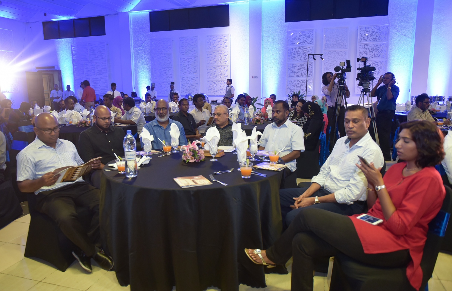 ހުޅުމާލޭގައި އެޕޯލޯ އިން ހަދާ އެޕާޓްމަންޓް ކޮމްޕްލެކްސް އިފްތިތާހު ކުރުމަށް މިރޭ ބޭއްވި ހަފުލާގެ ތެރެއިން. ފޮޓޯ: މުހައްމަދު ޝަރުހާން/ މިހާރު